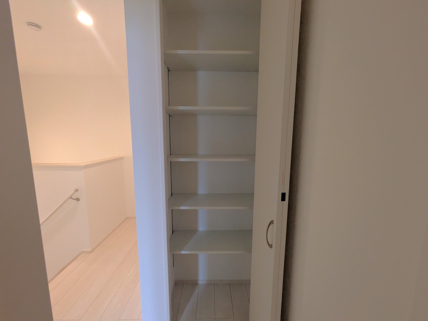 2階廊下には、生活用品などを収納するのに便利な物入有